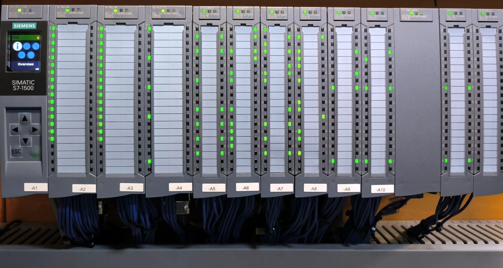 PLC Siemens SIMATIC S7-1500 con módulos de entradas y salidas en un cuadro de control