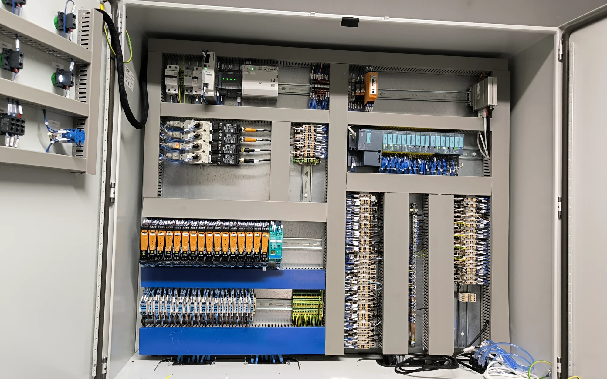 Cuadros eléctricos con PLCs y elementos de potencia (variadores, arrancadores, etc.).