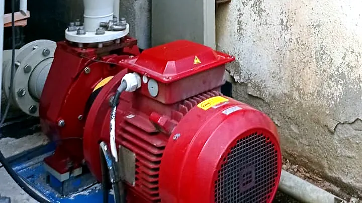 Bomba centrífuga con motor eléctrico en una instalación de bombeo